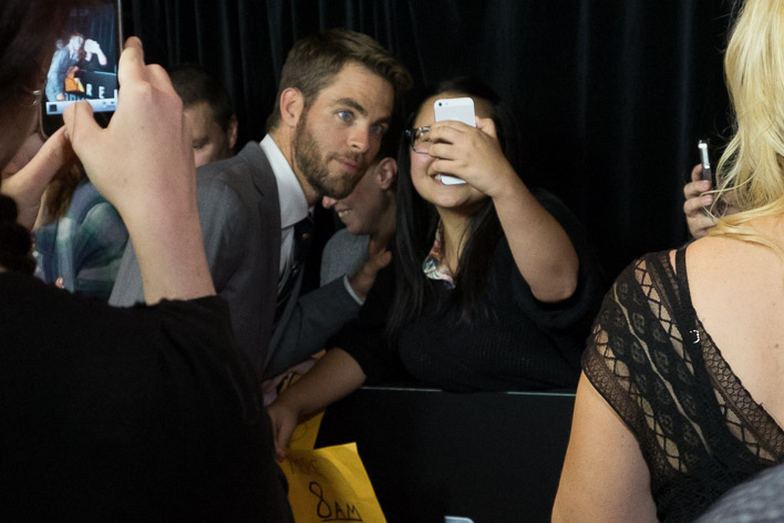 Star Trek Into Darkness Sydney Premiere chris pine with fans-002 Star Trek Into Darkness Sydney Premiere